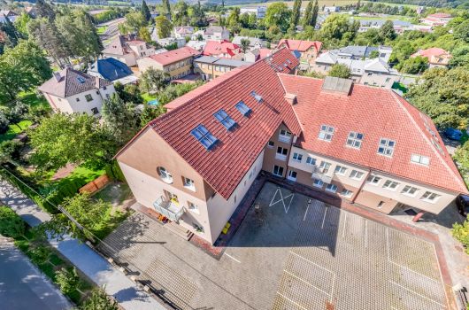 Letecký záběr na chráněné bydlení