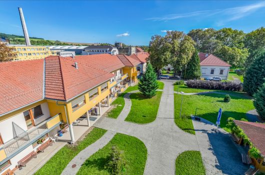 Letecký záběr na domov zleva