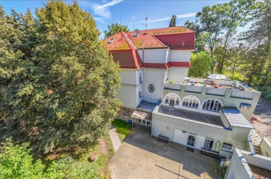 Letecký záběr na domov a jeho terasu za slunečného počasí